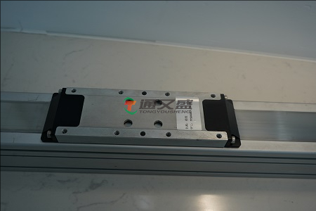 同步带直线模组在印刷与贴标行业的作用:材料传送的 “稳定向导”